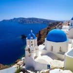 Santorin est une destination de vacances populaire en avril